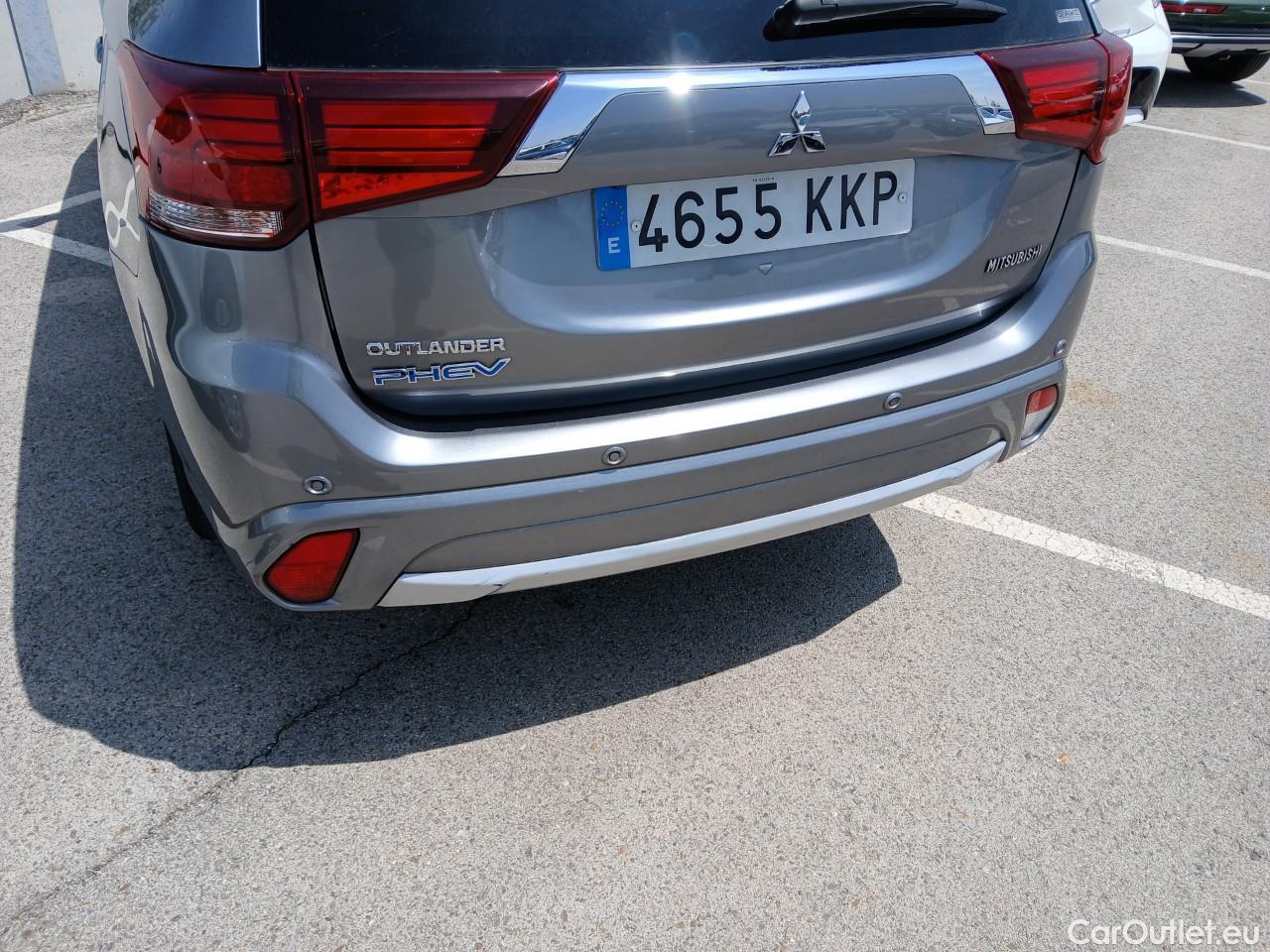 Mitsubishi  Outlander MITSUBISHI  5p 3G todoterreno 2.0 PHEV Kaiteki Auto 4WD #26