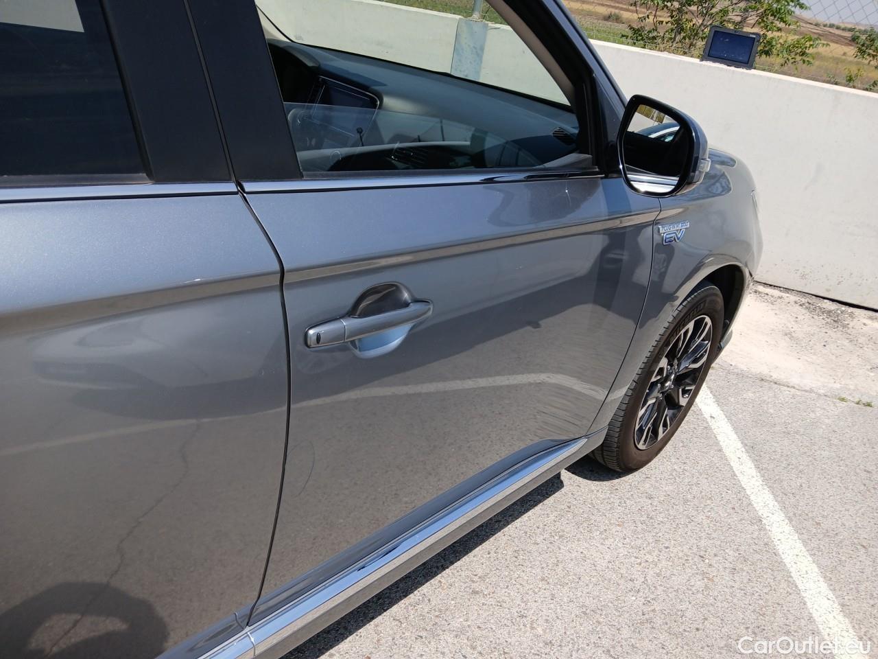  Mitsubishi  Outlander MITSUBISHI  5p 3G todoterreno 2.0 PHEV Kaiteki Auto 4WD #32