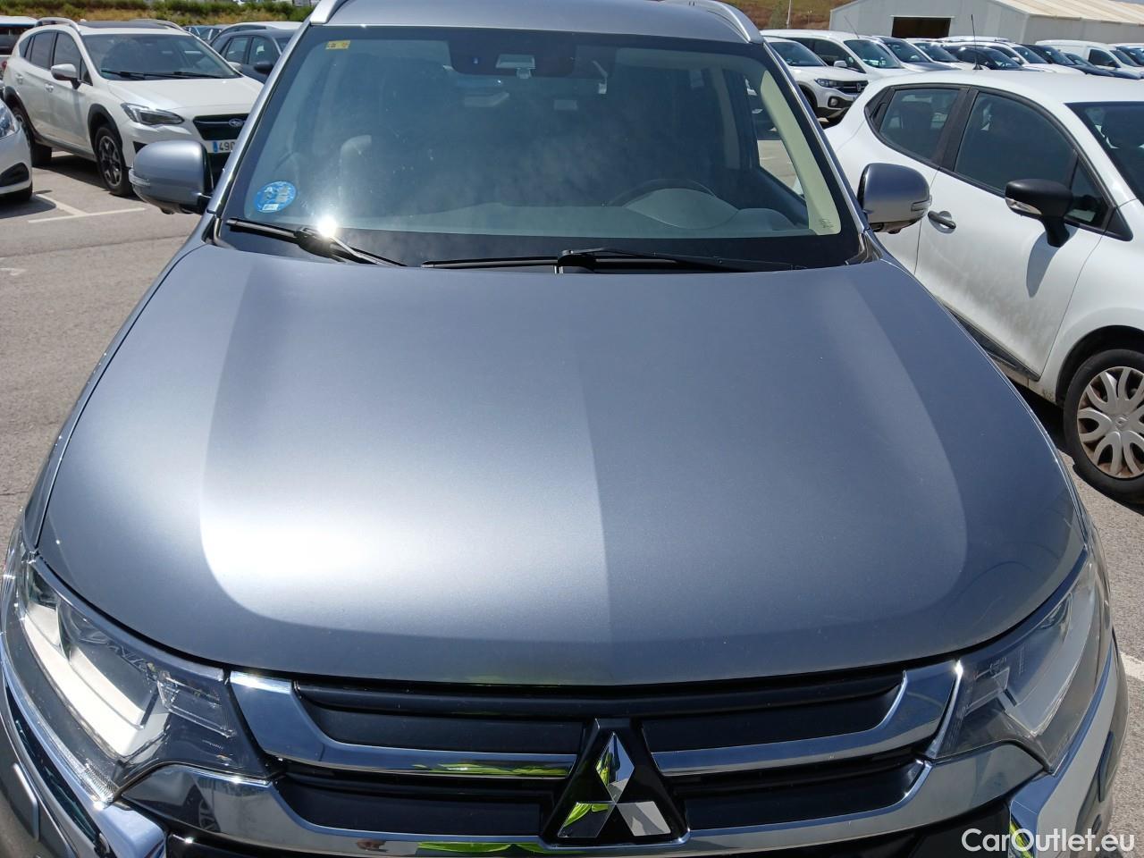  Mitsubishi  Outlander MITSUBISHI  5p 3G todoterreno 2.0 PHEV Kaiteki Auto 4WD #9