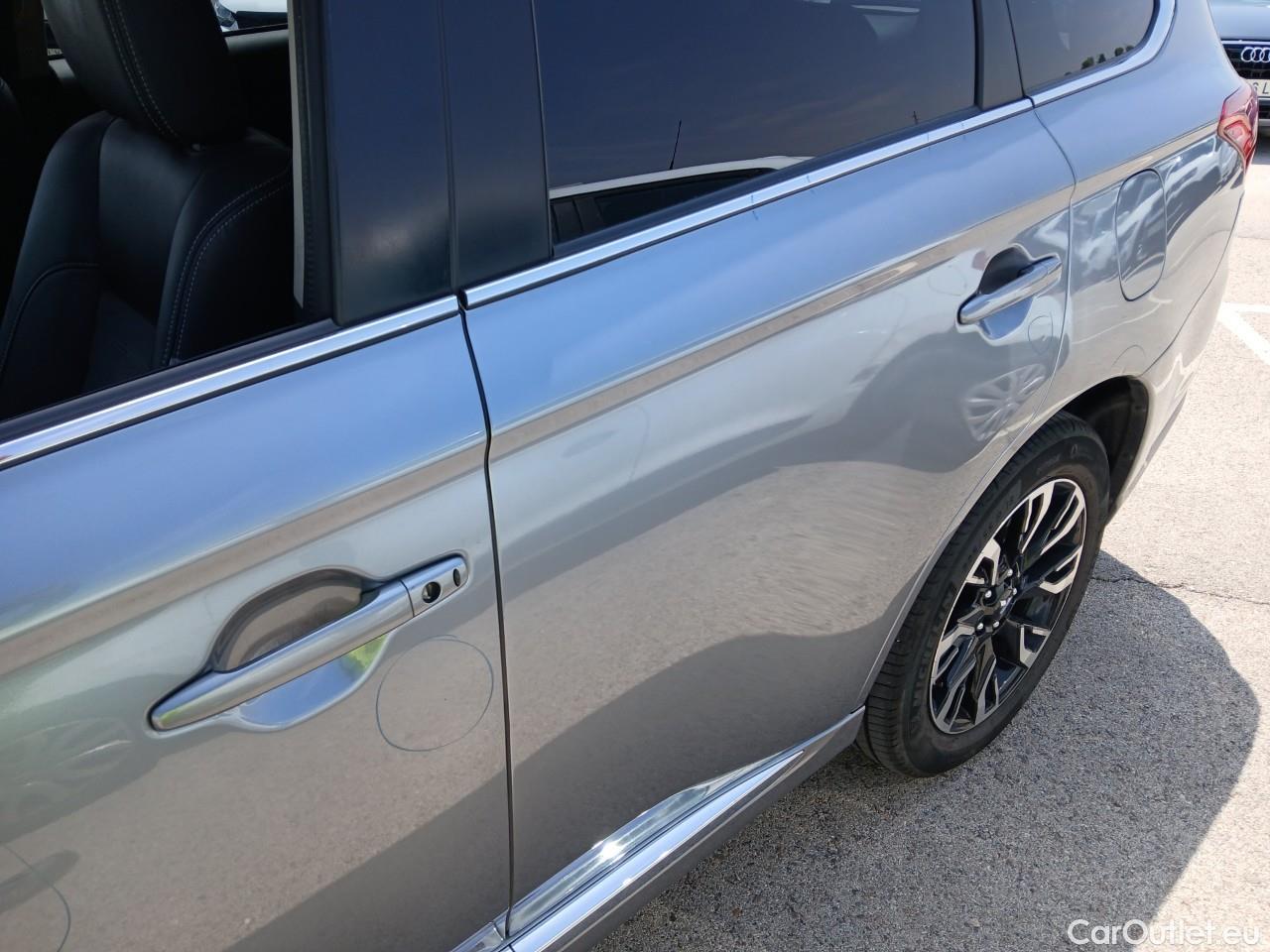  Mitsubishi  Outlander MITSUBISHI  5p 3G todoterreno 2.0 PHEV Kaiteki Auto 4WD #14