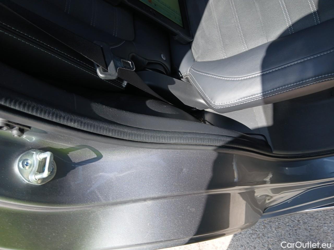  Mitsubishi  Outlander MITSUBISHI  5p 3G todoterreno 2.0 PHEV Kaiteki Auto 4WD #3