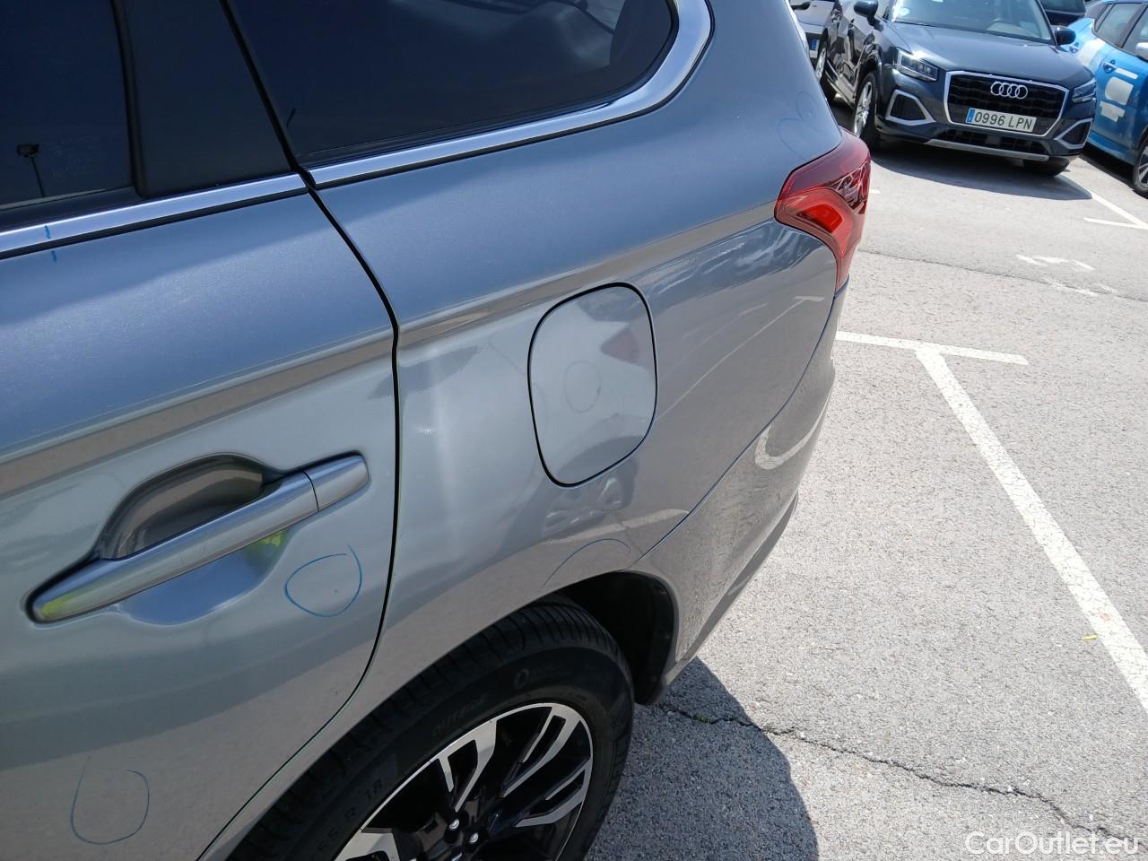  Mitsubishi  Outlander MITSUBISHI  5p 3G todoterreno 2.0 PHEV Kaiteki Auto 4WD #18