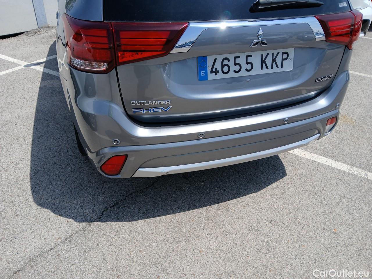  Mitsubishi  Outlander MITSUBISHI  5p 3G todoterreno 2.0 PHEV Kaiteki Auto 4WD #24