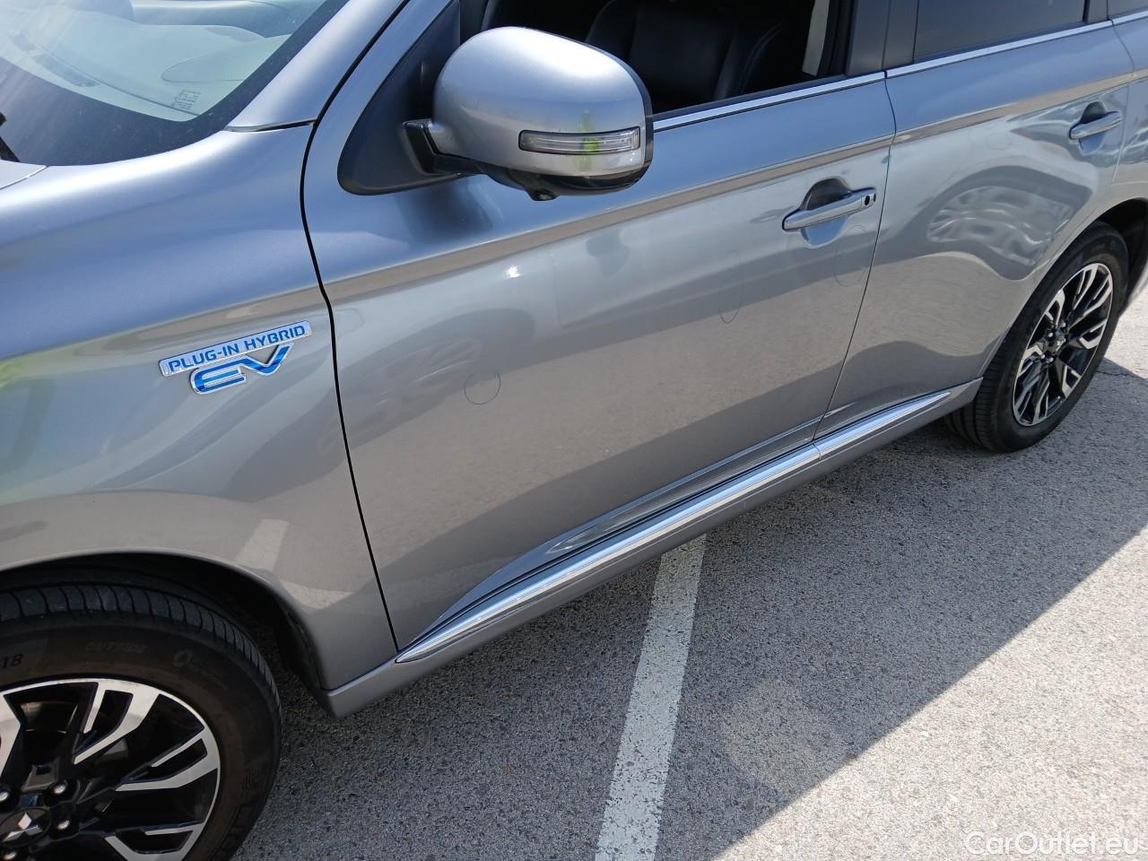  Mitsubishi  Outlander MITSUBISHI  5p 3G todoterreno 2.0 PHEV Kaiteki Auto 4WD #12