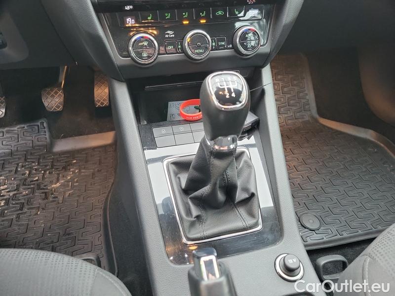  Skoda  Octavia  Combi  (5E5)(03.2017->)  Com 1.6TDI 85 Style #6