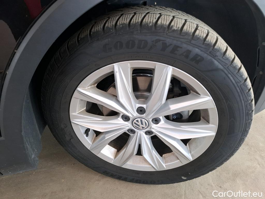  Volkswagen  Tiguan VOLKSWAGEN  / 2016 / 5P / SUV 2.0 TDI 150 DSG7 Carat #2
