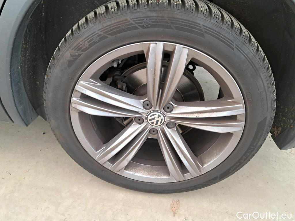  Volkswagen  Tiguan VOLKSWAGEN  / 2016 / 5P / SUV 2.0 TDI 150 DSG7 Carat #8
