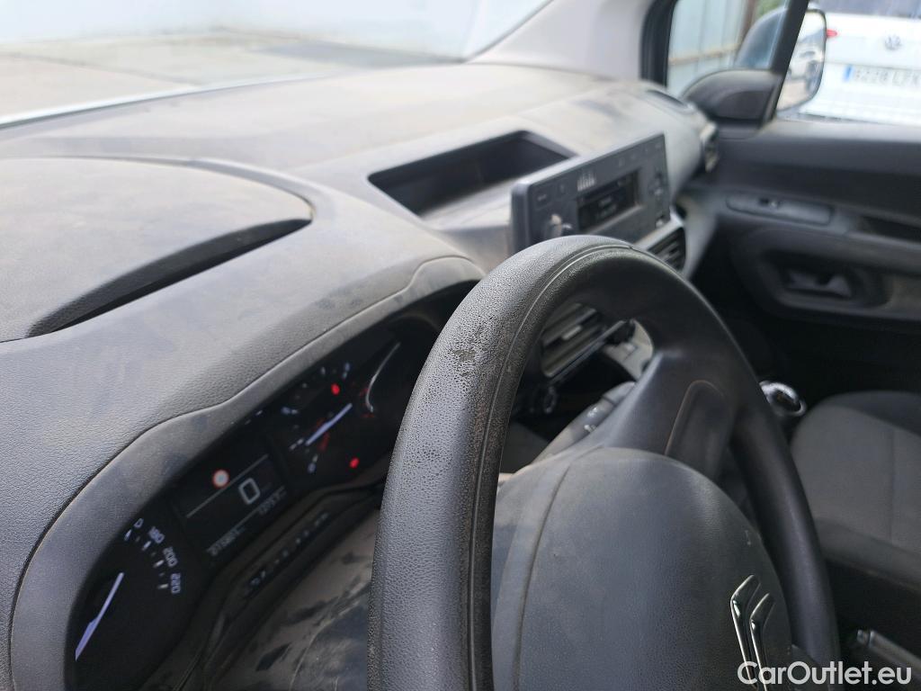  Citroen  Berlingo CITROEN  / 2018 / 4P / combi Talla M BlueHDi 100 S&S LIVE (IND) #49