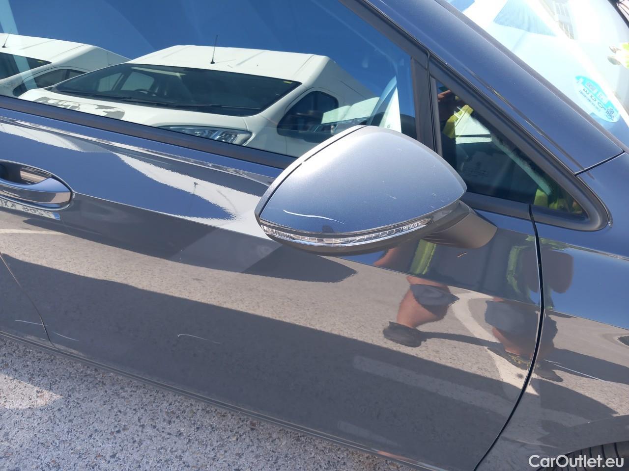  Volkswagen  Golf  VIII Berlina Life eTSI 1.0 TSI 110CV AT7 E6d #36