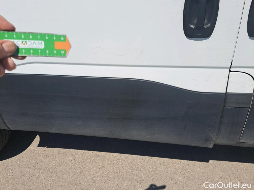  Iveco  Daily IVECO  / 2019 / 4P / furgón 2.3 TD 35S 12 V 3000/H1 7,3 M3 #35