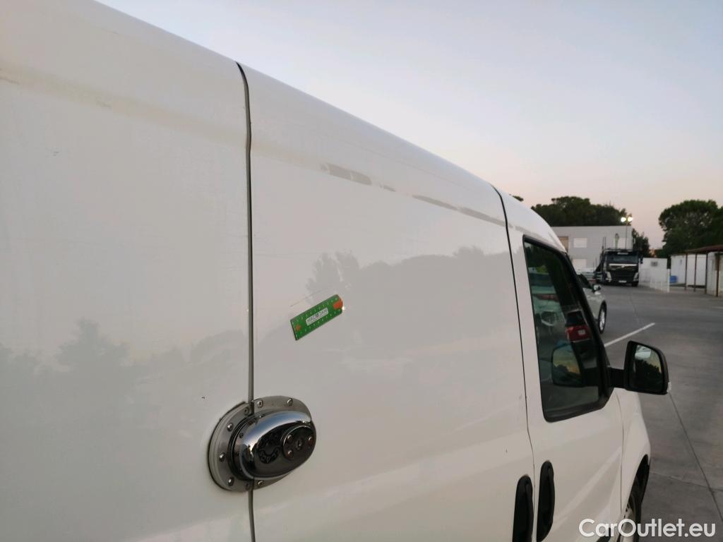  Fiat  Doblo FIAT Doblò Cargo/2015/3P/furgón derivado de turismo Cargo Base 1.4 T-Jet 88kW Natu Power CNG #28