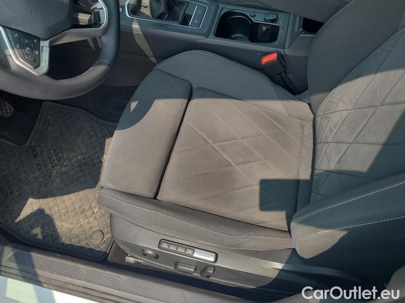  Volkswagen  Golf  VIII Variant (CG5) 2020 Var.2.0TDI 110 Style 5d #16