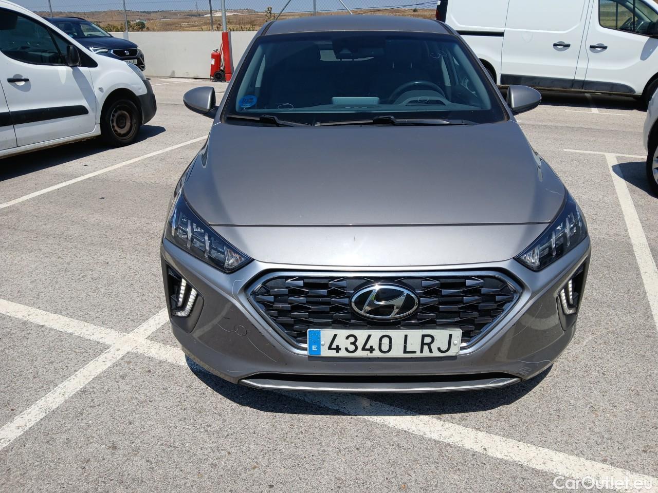  Hyundai   Ioniq HYUNDAI / 2019 / 5P / berlina con portón 1.6 GDI PHEV Tecno DCT #18