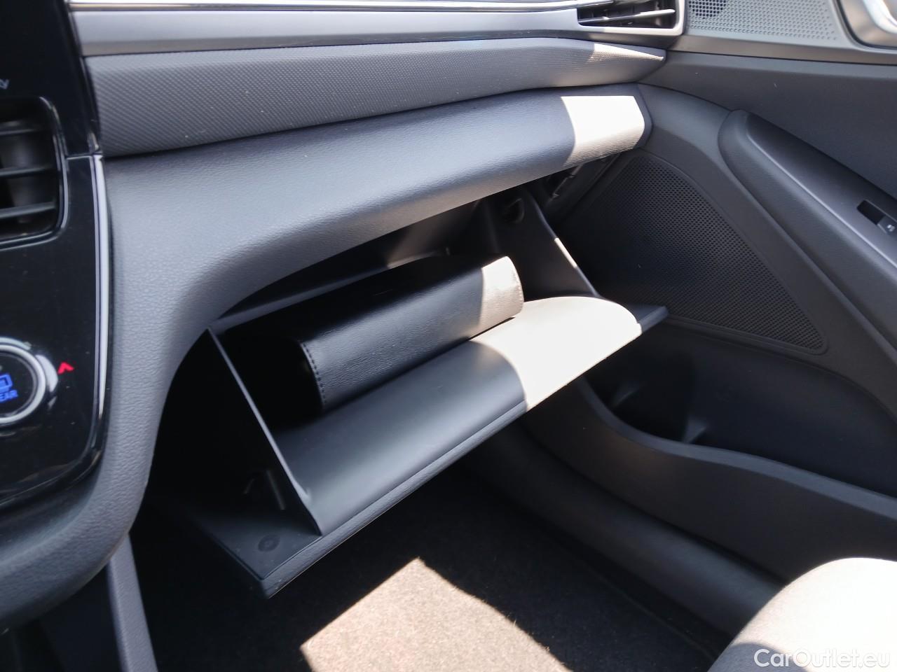  Hyundai   Ioniq HYUNDAI / 2019 / 5P / berlina con portón 1.6 GDI PHEV Tecno DCT #2