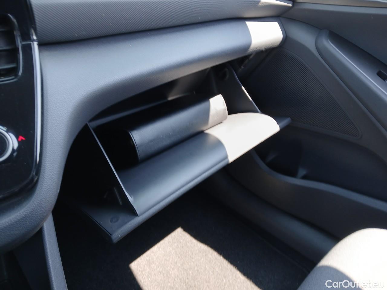  Hyundai   Ioniq HYUNDAI / 2019 / 5P / berlina con portón 1.6 GDI PHEV Tecno DCT #1