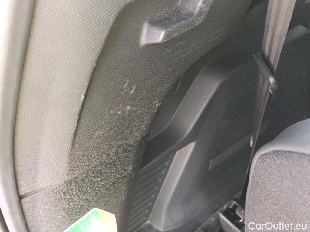  Peugeot  5008  GT 1.5 HDi 130CV AT8 7 Plazas E6d #32