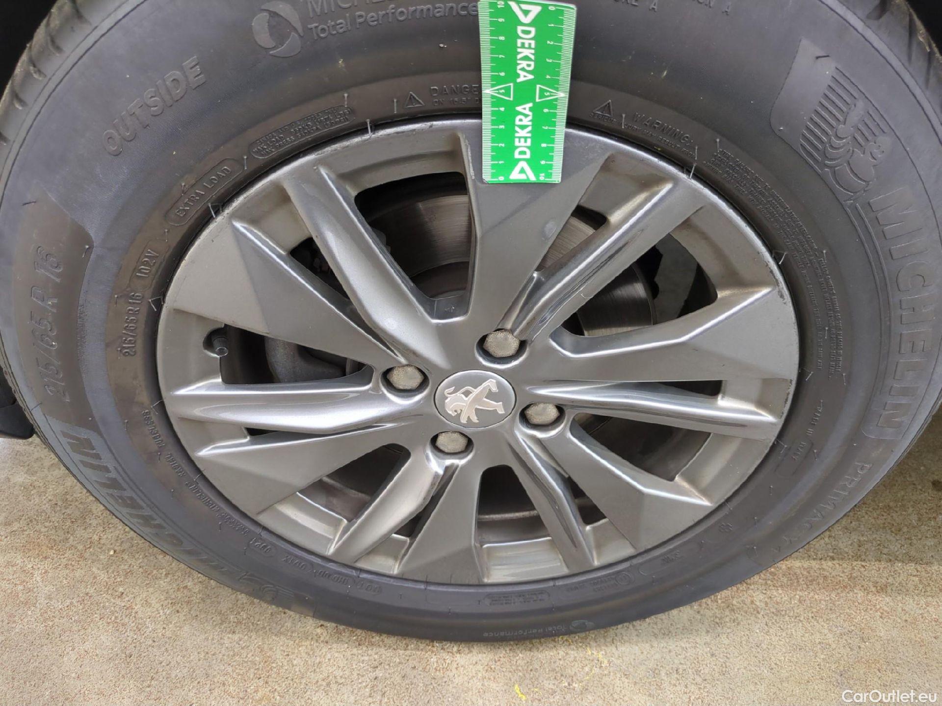  Peugeot  2008  Active Pack 1.2 PureTech 130CV BVA8 E6d #1