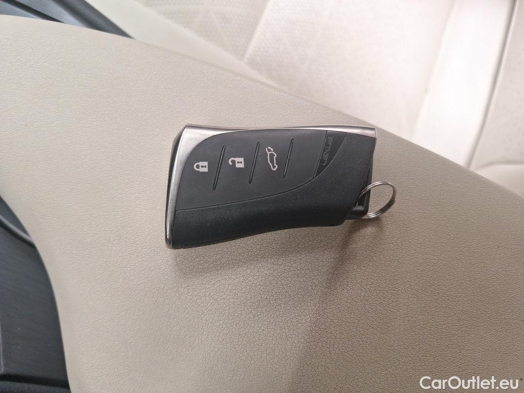  Lexus  IS 2.0 250h Luxury Auto E-Four #2