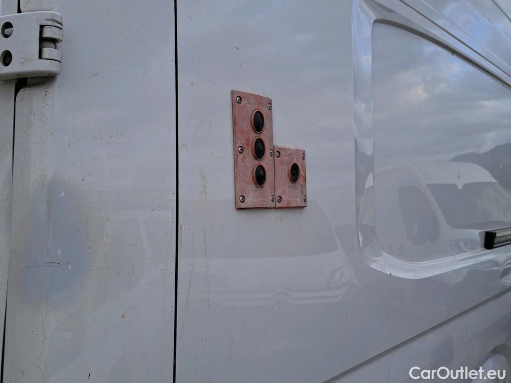  Volkswagen  Crafter VOLKSWAGEN  / 2017 / 4P / furgón 35 Furgón BL Vol TA L5H3 2.0TDI 103kW #54