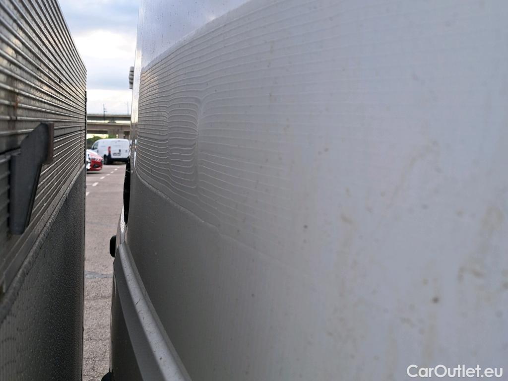  Volkswagen  Crafter VOLKSWAGEN  / 2017 / 4P / furgón 35 Furgón BL Vol TA L5H3 2.0TDI 103kW #18