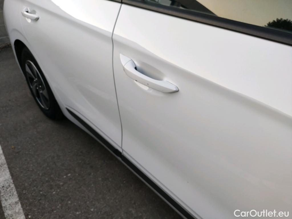  Hyundai   Ioniq HYUNDAI / 2016 / 5P / berlina con portón 1.6 GDI HEV Klass DCT #22