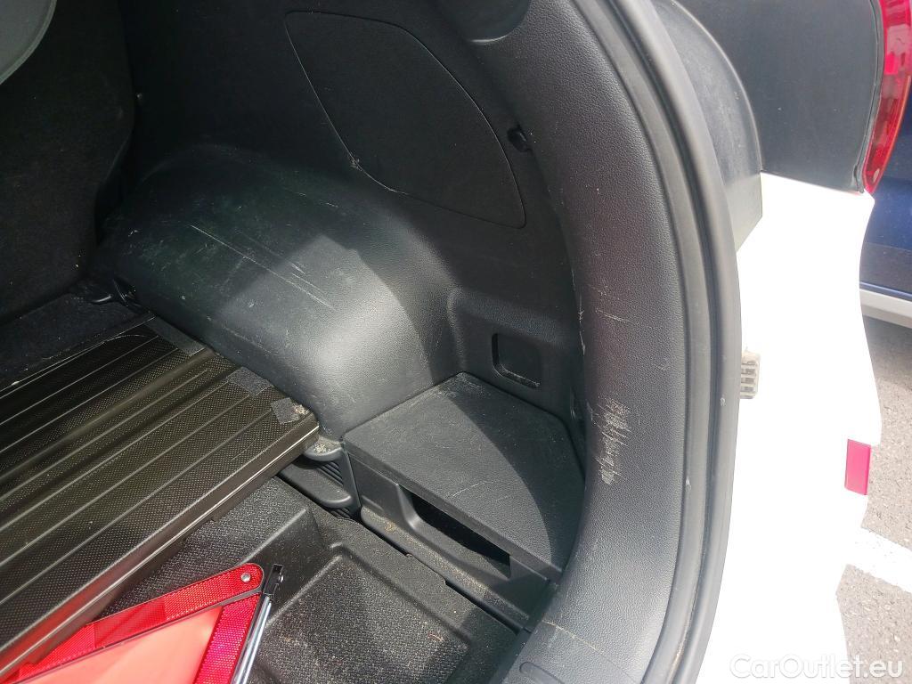  Hyundai  Tucson HYUNDAI  / 2018 / 5P / todoterreno 1.6 CRDI 85kW (116CV) 48V SLE 4X2(SP)(SL) #13