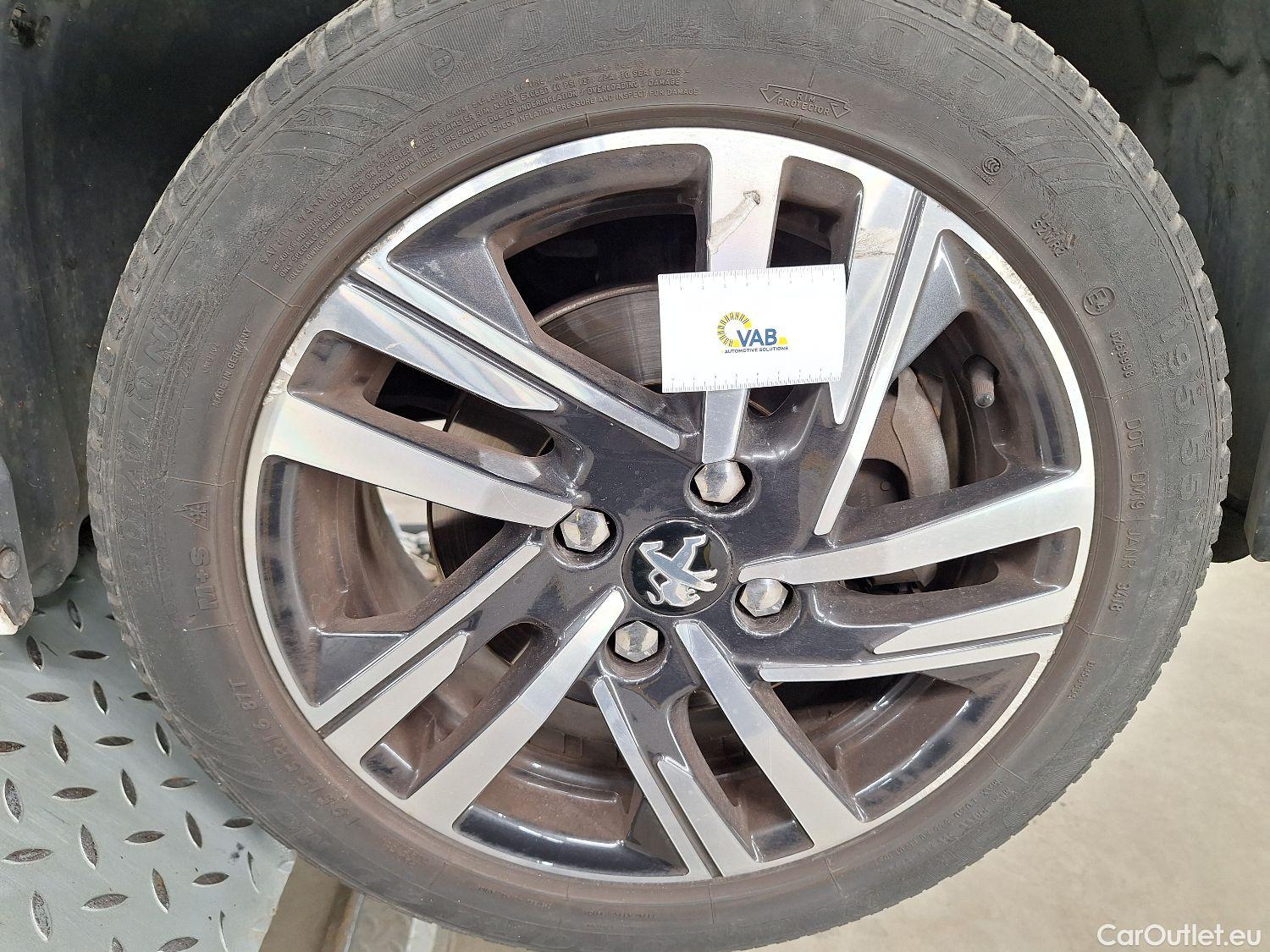  Peugeot  208 Peugeot,  '19, Peugeot  1.2 PureTech 100 EAT8 S&S ?6.3 Allure  #1