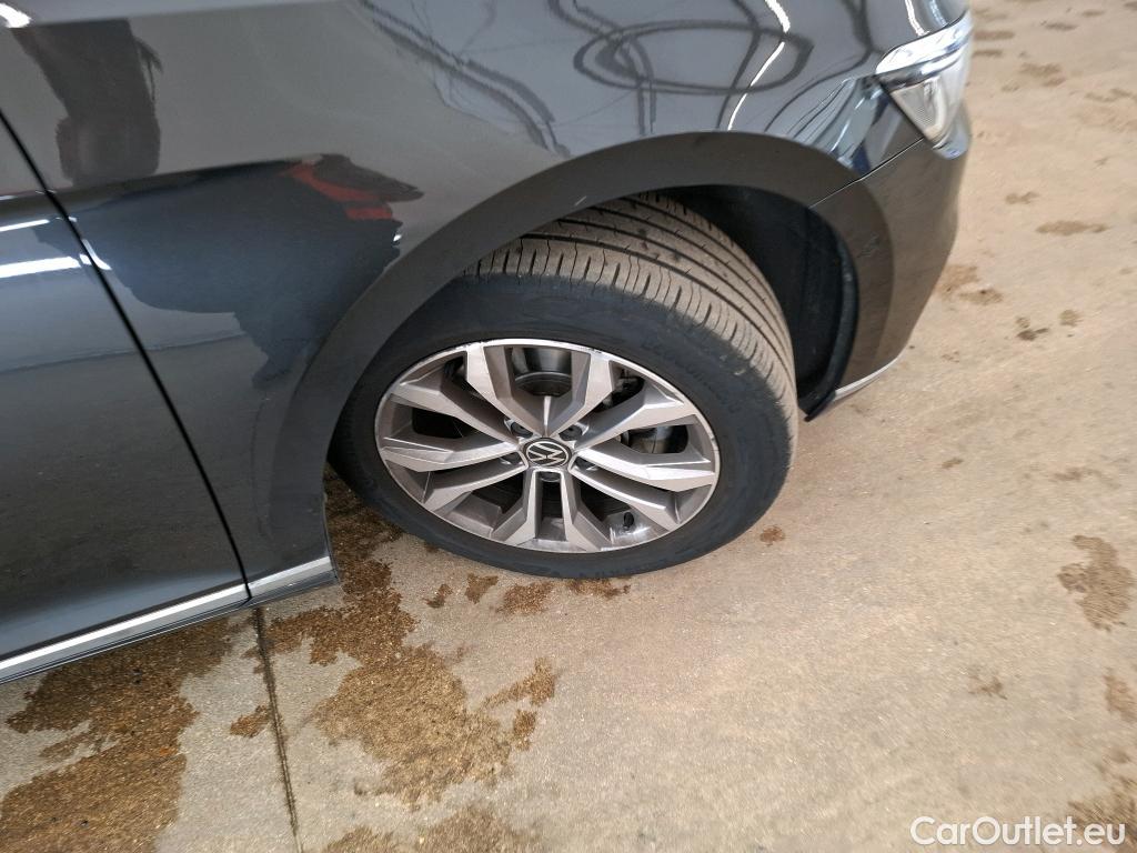  Volkswagen  Passat VOLKSWAGEN  / 2019 / 4P / Berline 2.0 TDI 150 SCR DSG7 ELEGANCE #29