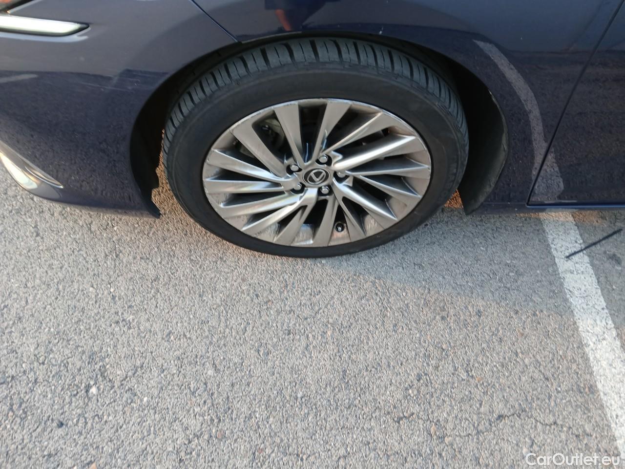  Lexus  ES LEXUS  / 2018 / 4P / sedán 2.5 300h Executive #4