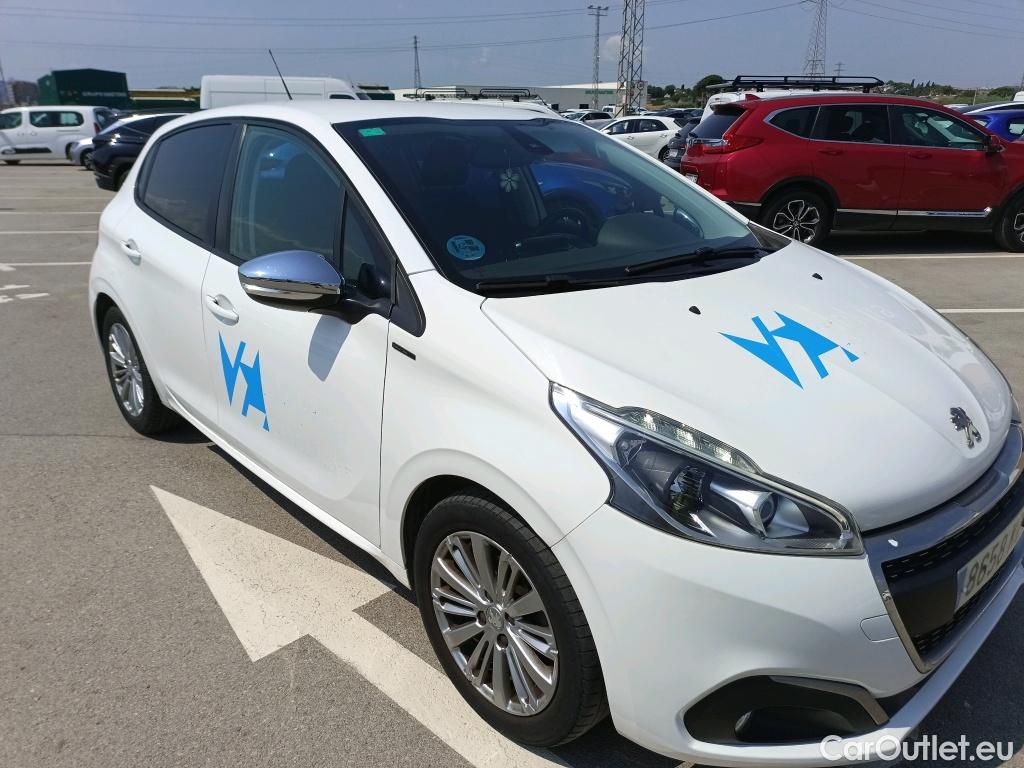  Peugeot  208 PEUGEOT  / 2015 / 5P / berlina con portón 5P Signature 1.2L PureTech 60KW (82CV) #2