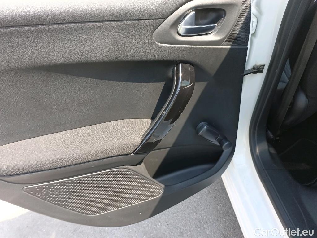  Peugeot  208 PEUGEOT  / 2015 / 5P / berlina con portón 5P Signature 1.2L PureTech 60KW (82CV) #3