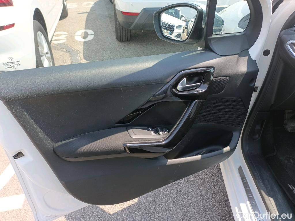  Peugeot  208 PEUGEOT  / 2015 / 5P / berlina con portón 5P Signature 1.2L PureTech 60KW (82CV) #7