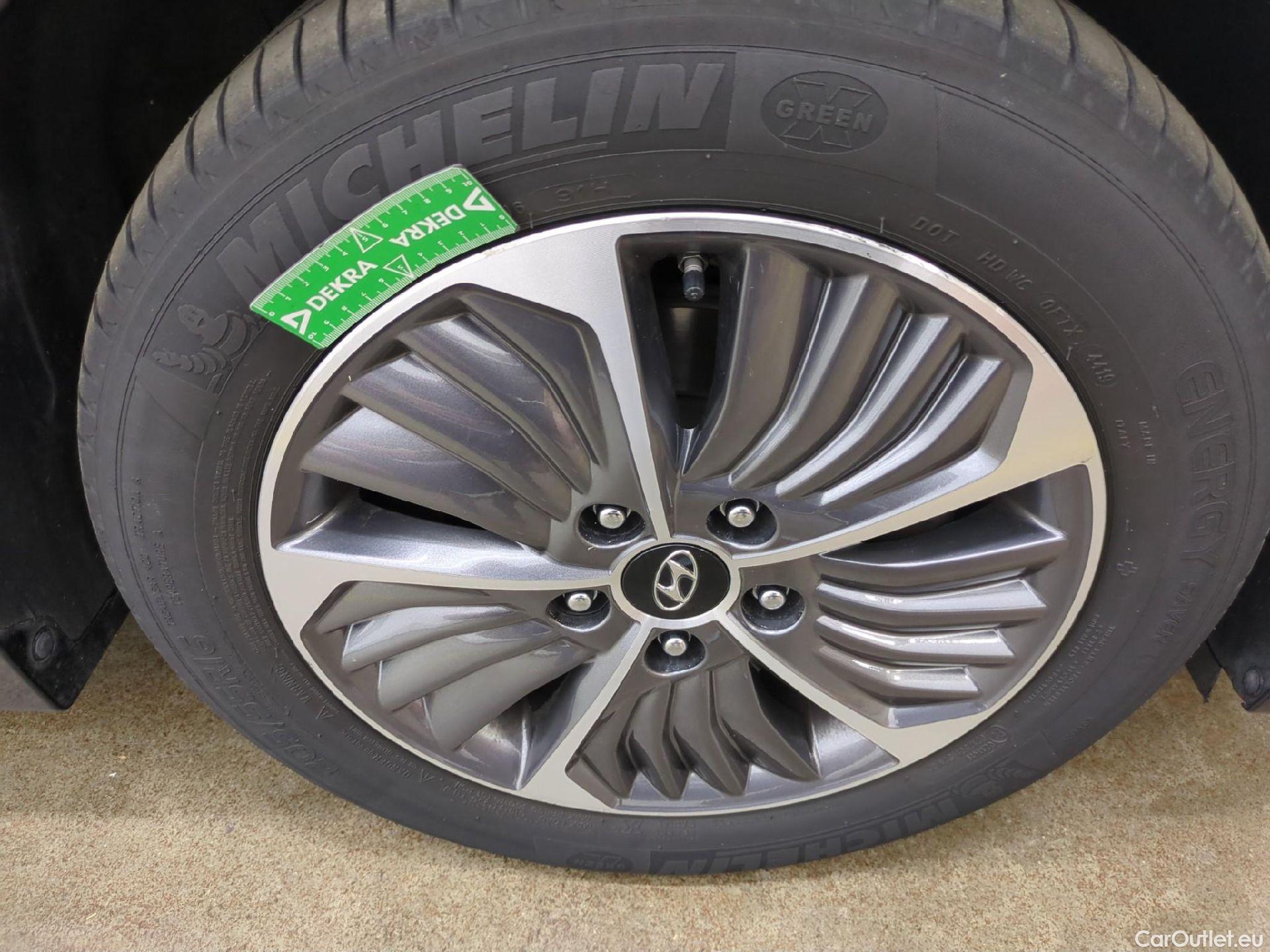  Hyundai   Ioniq HYUNDAI / 2019 / 5P / Berline plug-in hybrid Creative #2