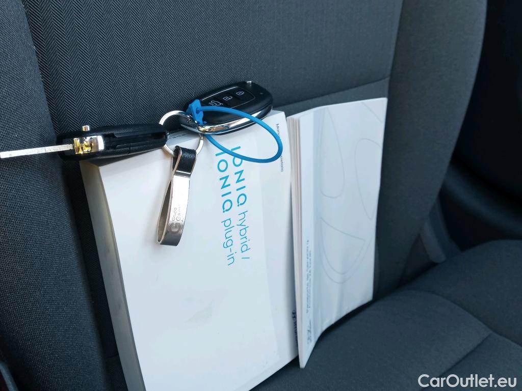 Hyundai   Ioniq HYUNDAI / 2019 / 5P / berlina con portón 1.6 GDI PHEV Klass DCT #17