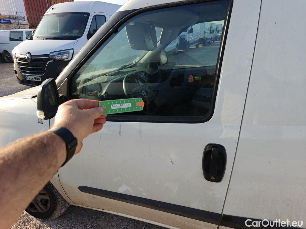  Fiat  Doblo FIAT Doblò Cargo/2015/4P/furgón derivado de turismo Cargo SX 1.3 Mjet 70 kW (95 CV) #18