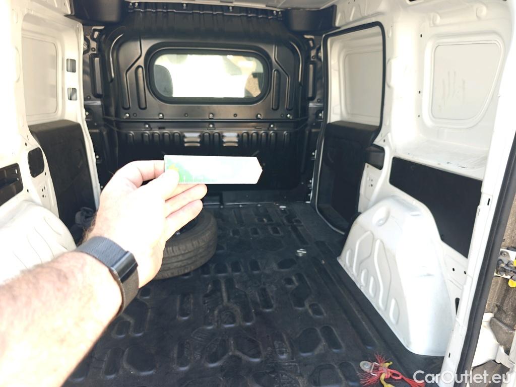  Fiat  Doblo FIAT Doblò Cargo/2015/4P/furgón derivado de turismo Cargo SX 1.3 Mjet 70 kW (95 CV) #40