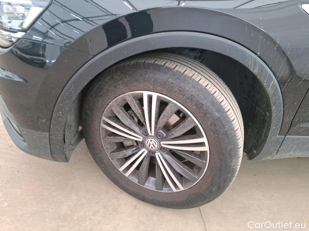  Volkswagen  Tiguan VOLKSWAGEN  Allspace / 2017 / 5P / SUV 1.5 TSI 150 EVO DSG7 Carat Exclusive #37