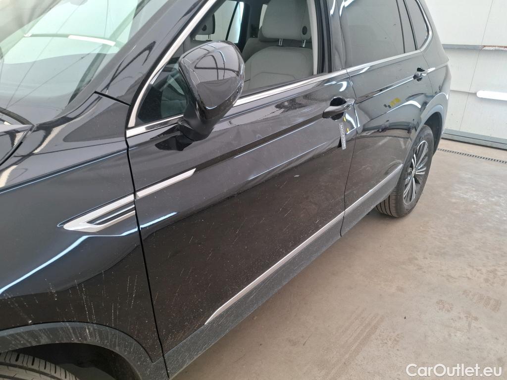  Volkswagen  Tiguan VOLKSWAGEN  Allspace / 2017 / 5P / SUV 1.5 TSI 150 EVO DSG7 Carat Exclusive #32