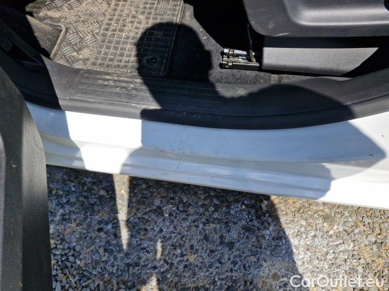  Opel  Combo  Life (E)  (2018)  1.2T 81 S&S Enjoy 4d #2
