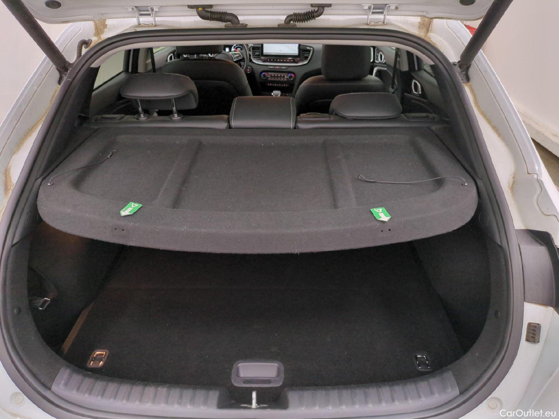  KIA  XCeed KIA  / 2019 / 5P / Crossover 1.5 T-GDI 160 ISG LOUNGE DCT7 #3