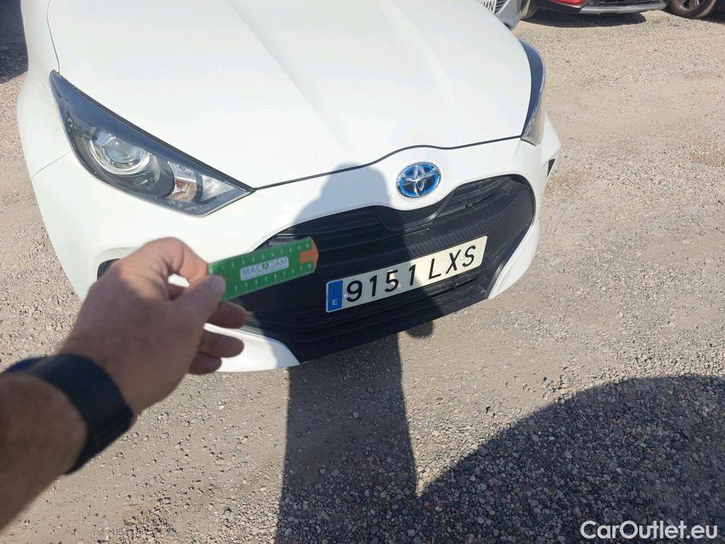  Toyota  Yaris TOYOTA  / 2020 / 5P / berlina con portón 1.5 120H Business Plus #1