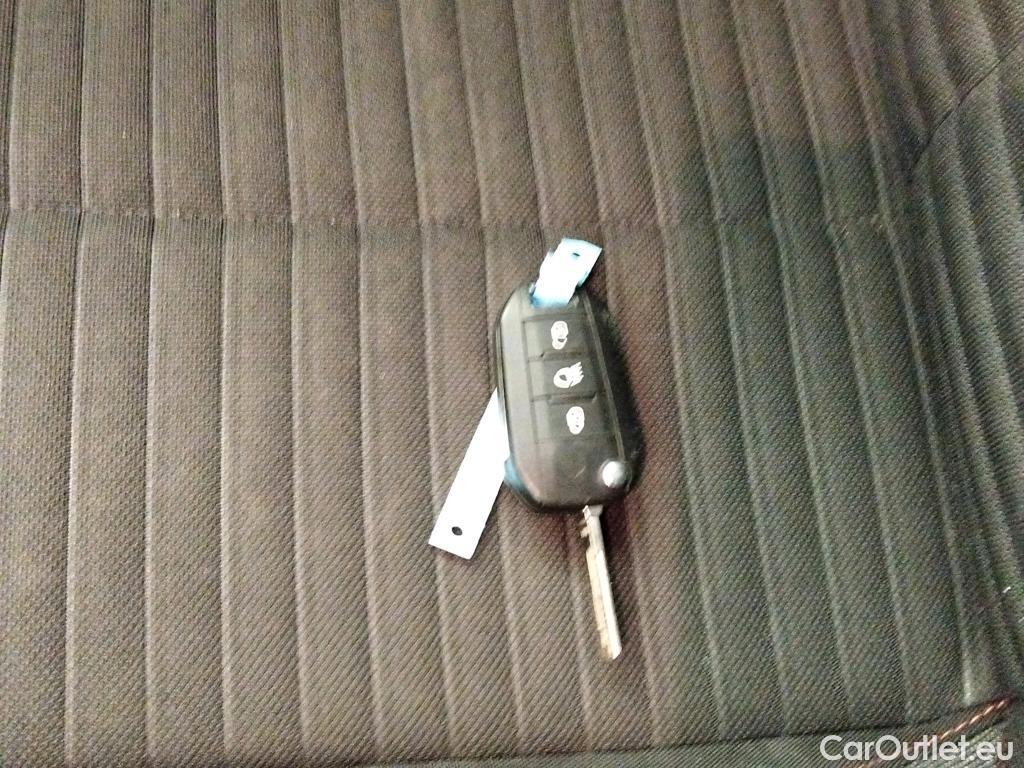  Peugeot  2008  Active 1.2 PureTech 100CV MT6 E6d #1