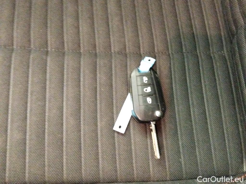  Peugeot  2008  Active 1.2 PureTech 100CV MT6 E6d #2
