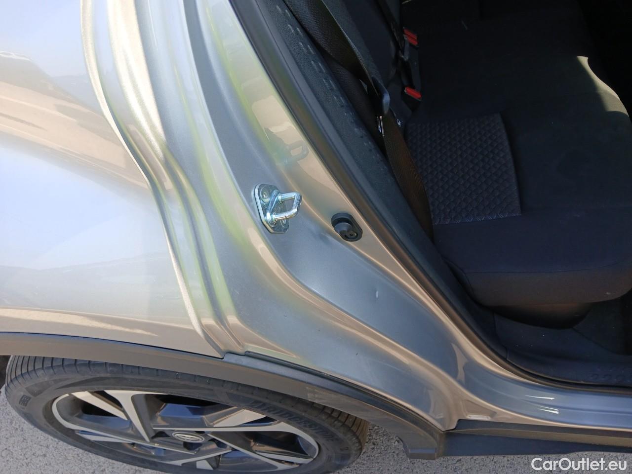  Toyota  C-HR TOYOTA  / 2019 / 5P / todoterreno 1.8 125H Advance #4