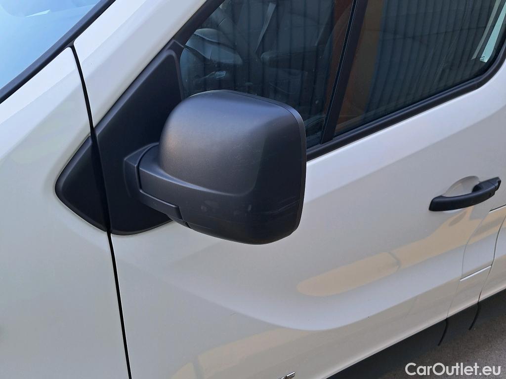  Nissan  NV300 NISSAN  / 2016 / 4P / combi Combi 9 2.0dCi 107 kW L1H1 1T COMFORT #31