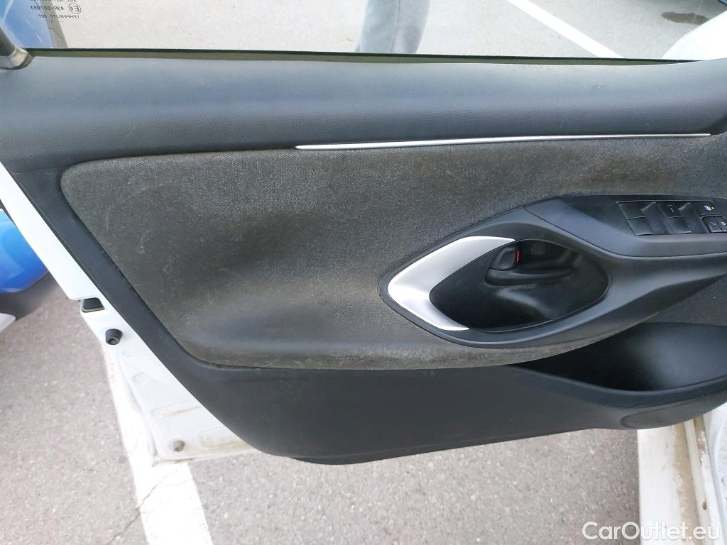  Toyota  Yaris TOYOTA  / 2020 / 5P / berlina con portón 1.5 120H Active Tech #57
