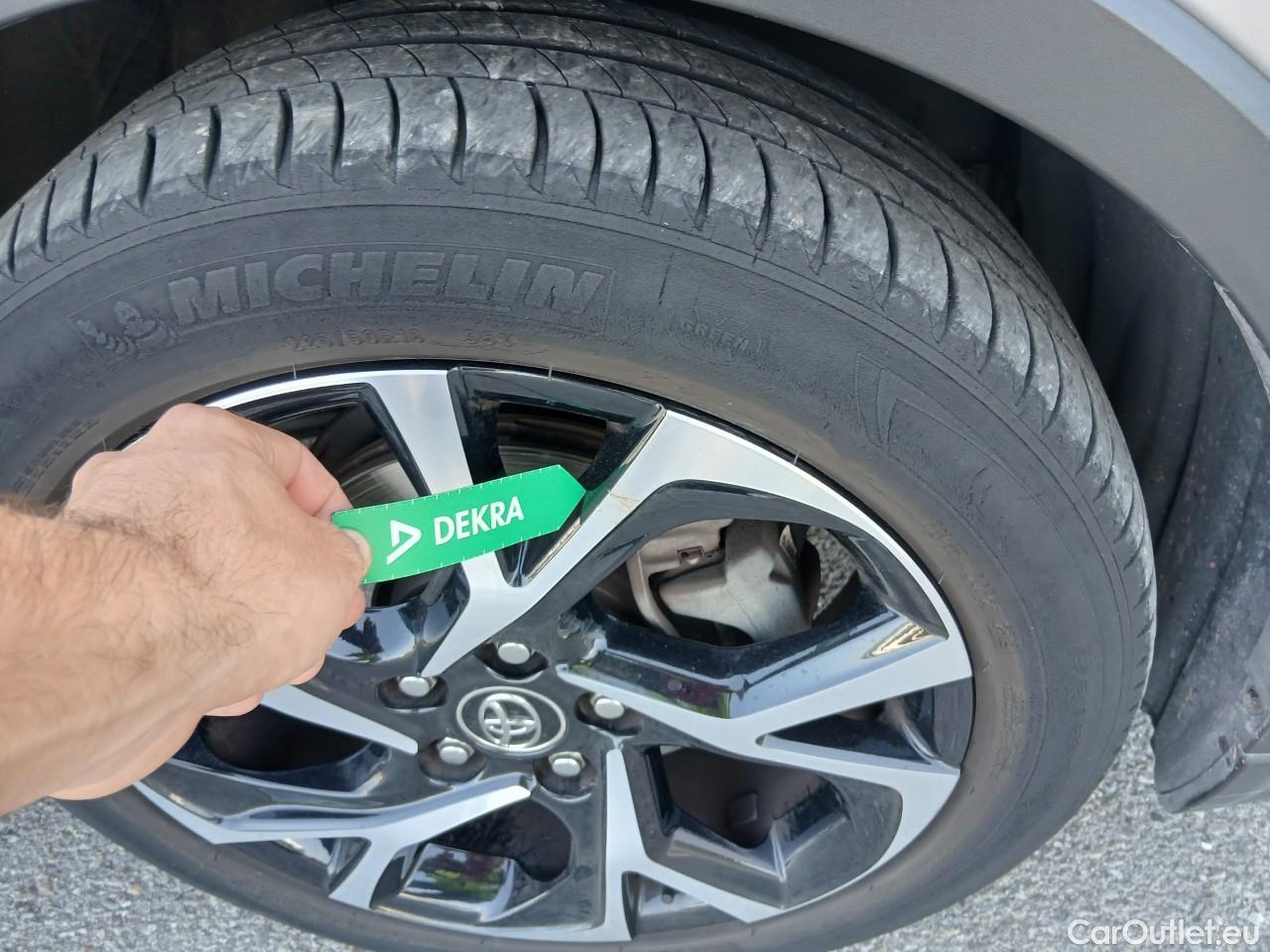  Toyota  C-HR TOYOTA  / 2016 / 5P / todoterreno 1.8 125H Advance (CX) #35