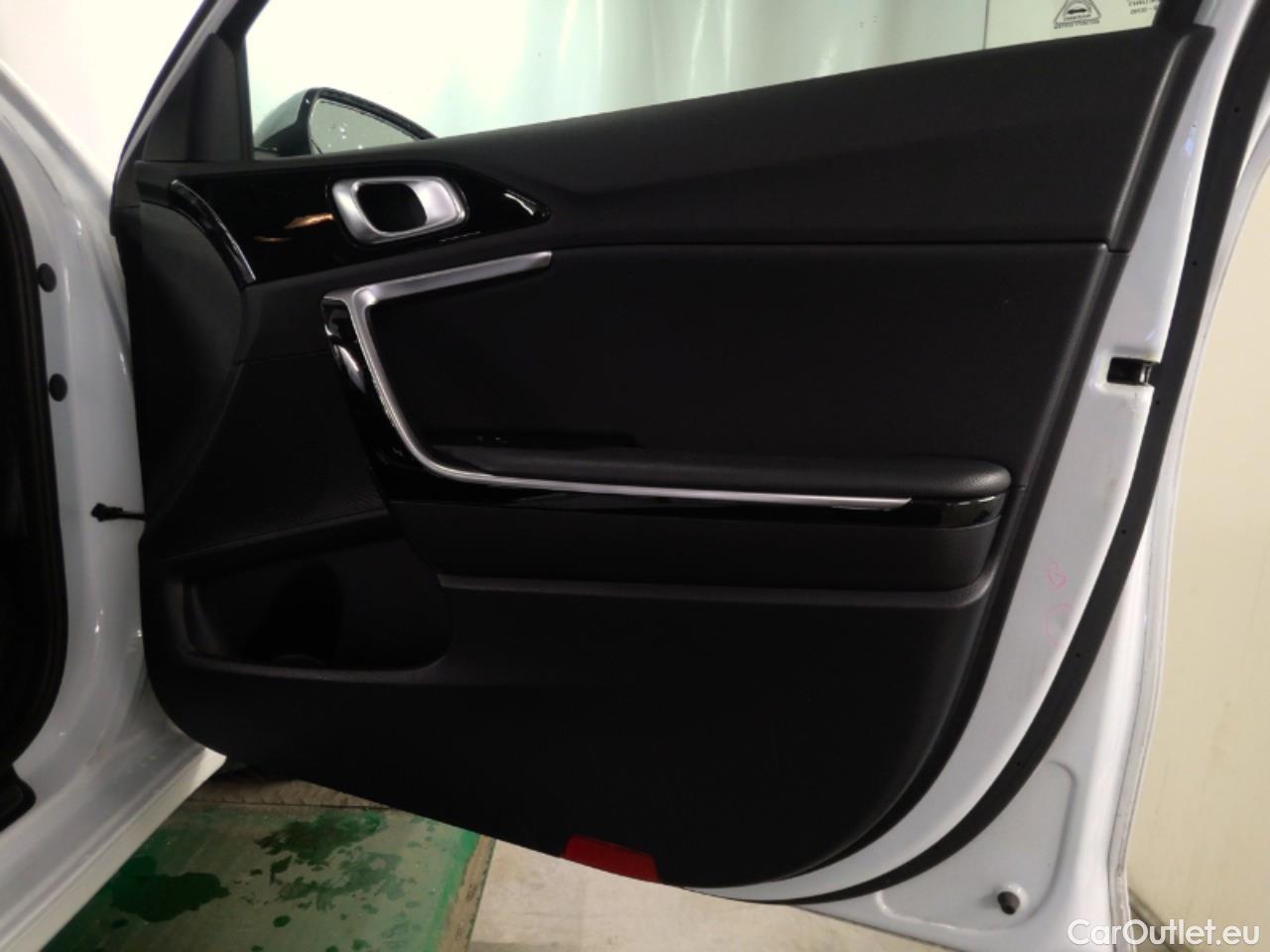  KIA  Cee'd ceed SW 1.6PHEV Advance 5d #14