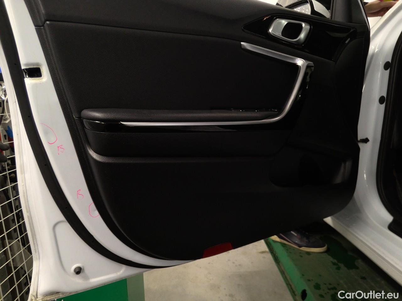  KIA  Cee'd ceed SW 1.6PHEV Advance 5d #1