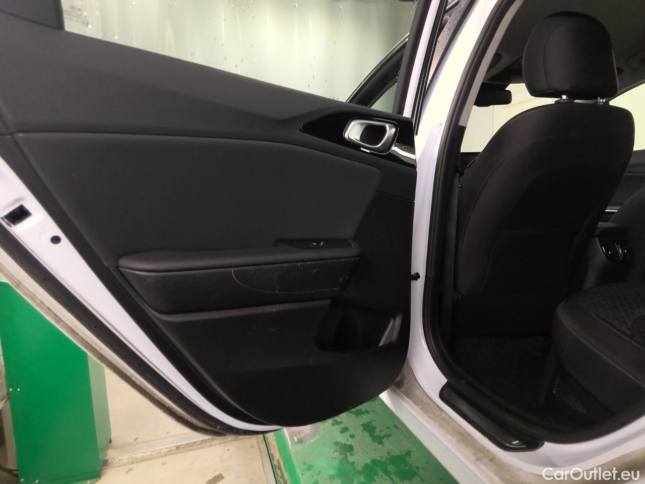  KIA  Cee'd ceed SW 1.6PHEV Advance 5d #9